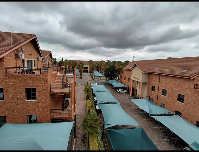 103M² OFFICE TO LET IN FOURWAYS